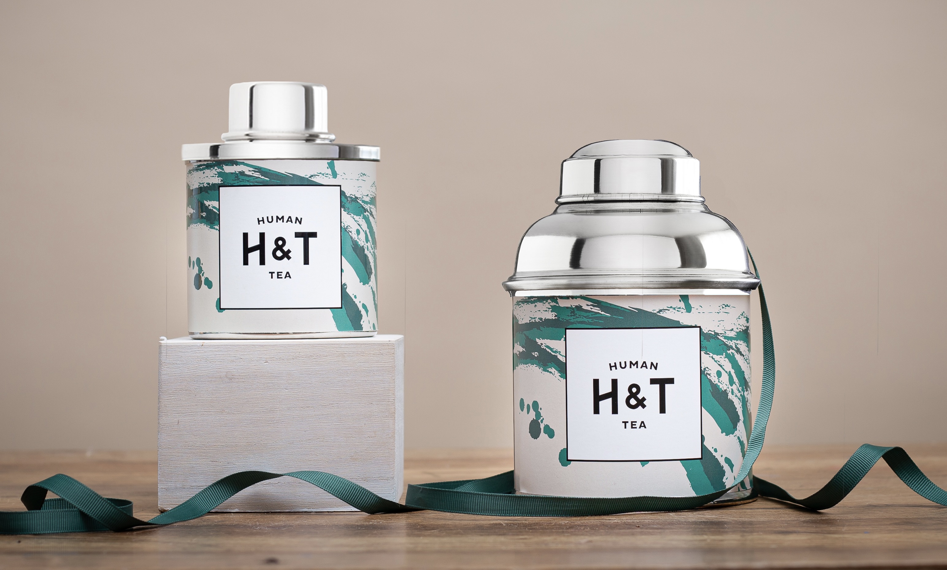 Boite de thé collector 2026 Human and Tea édition limitée pour les amateurs de thé et d'art de vivre disponible en 2 formats M et L 