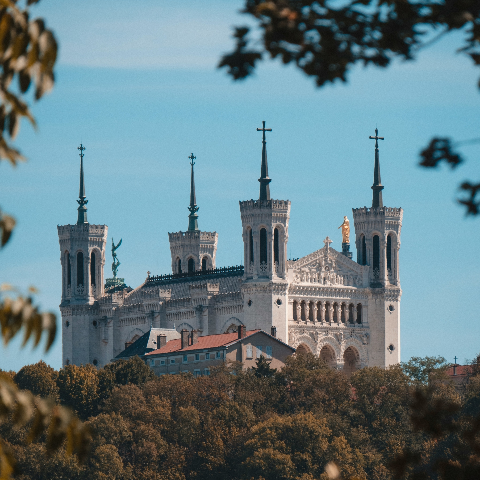 Découvrez les trésors insolites de Lyon avec notre guide des 10 lieux emblématiques à explorer. Plongez dans l'histoire, l'art et la culture de cette ville fascinante...